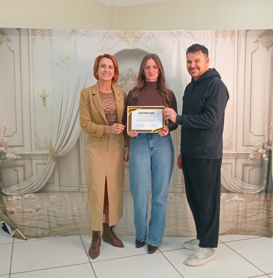 Elisângela em entrega de certificado