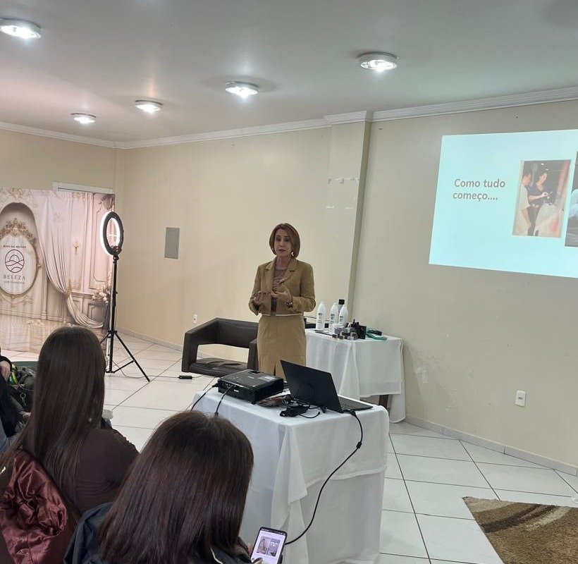Elisângela ministrando conteúdo para uma turma