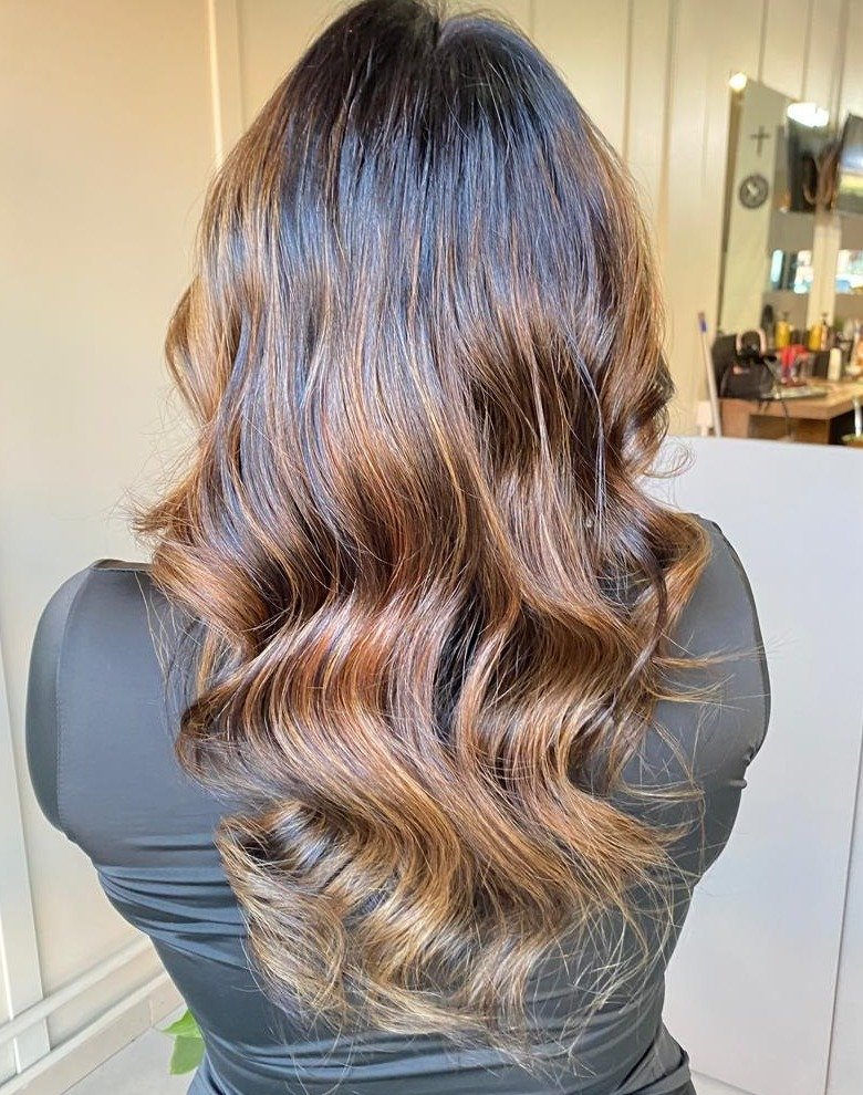 Resultado de cabelo feito por aluna após aplicar técnicas aprendidas no curso